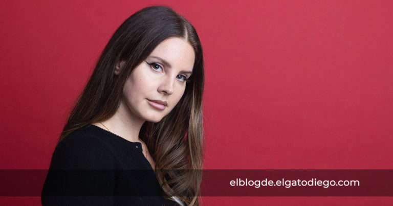 LANA DEL REY POSPONE SU PRÓXIMO ÁLBUM A 2021, PERO ANUNCIA DISCO DE VERSIONES PARA ESTAS NAVIDADES