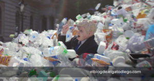 El impactante anuncio de Greenpeace que entierra en una montaña de plástico a Boris Johnson