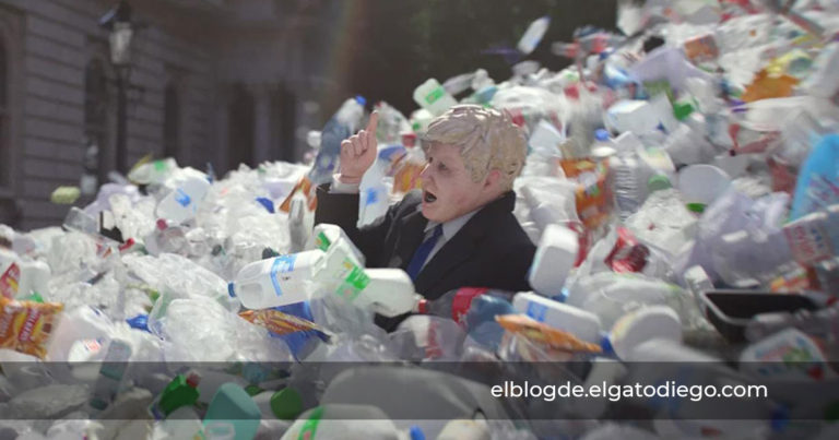 El impactante anuncio de Greenpeace que entierra en una montaña de plástico a Boris Johnson